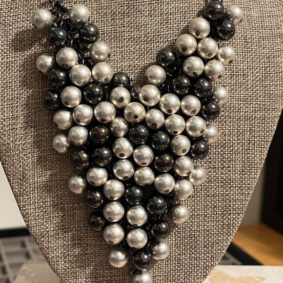 Gray Faux Pearl Bib Necklace set on Silvertone Chain, Gorgeous! - Picture 1 of 9